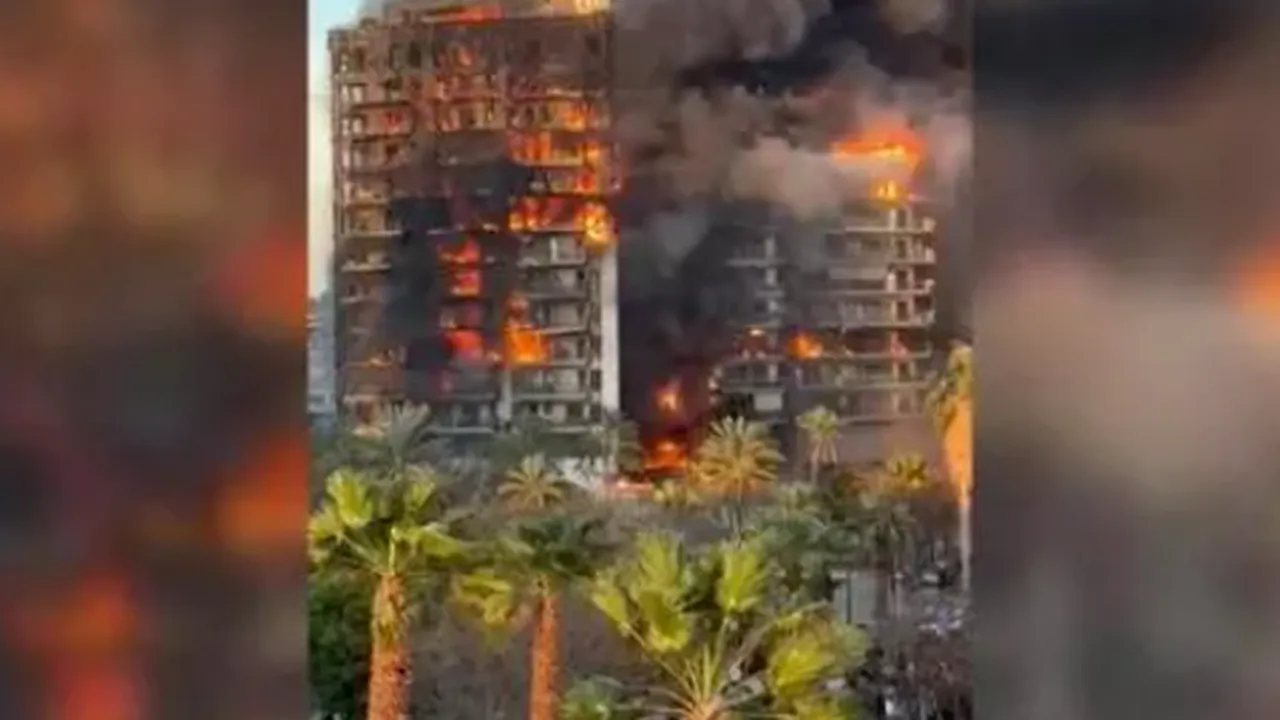 O clădire de 14 etaje din Valencia este în flăcări. Cel puţin 7 răniţi

