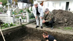 REPORTAJ / Au reînceput săpăturile la Tîrgu Ocna. Arheologie şi politică: cine se teme de Valeriu Gafencu, ”Sfîntul Închisorilor”?

