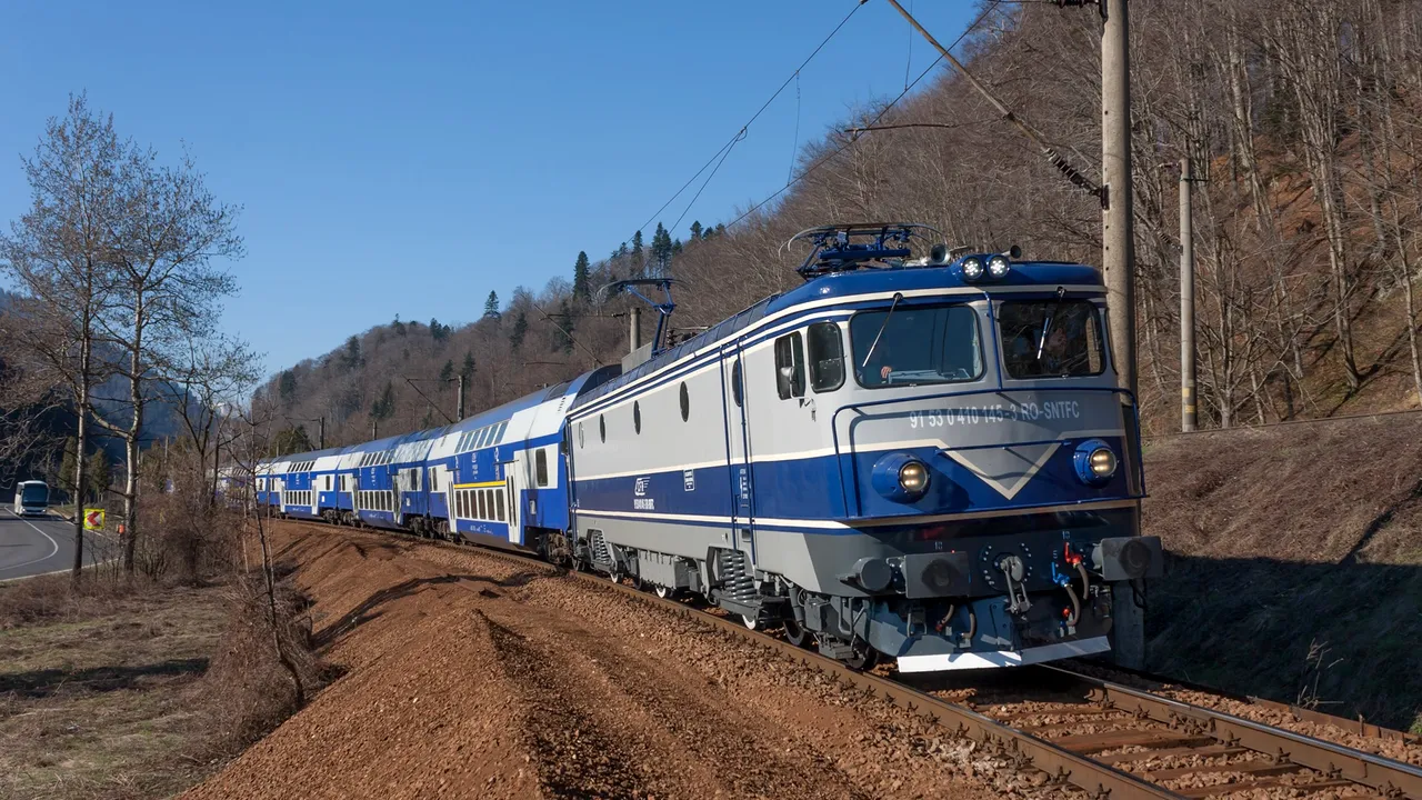 CFR Călători introduce în circulaţie 42 trenuri pentru elevii care merg de luni la şcoală