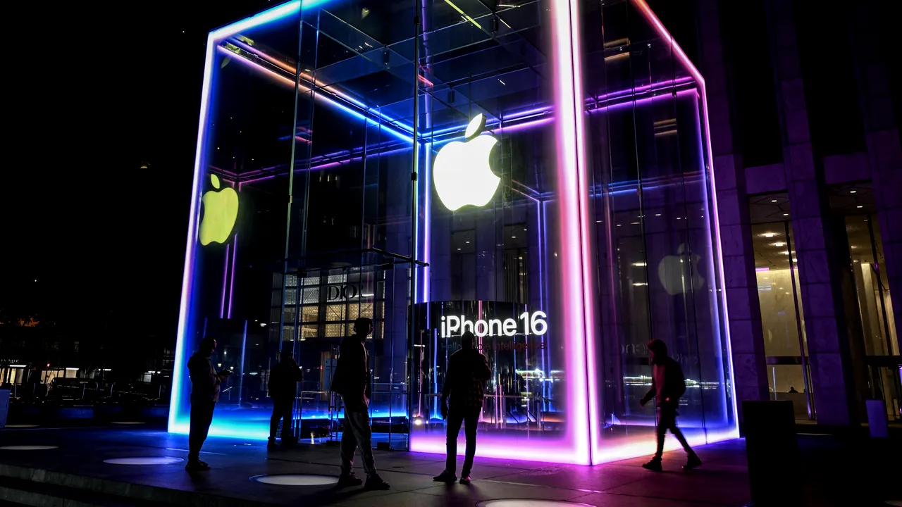 Gigantul Apple, acuzat de restricţionarea drepturilor angajaţilor 