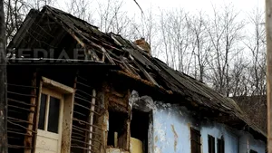 Trupul unui bărbat pe jumătate devorat de câini şi cu faţa arsă, găsit într-o casă părăsită