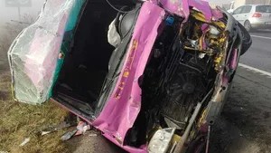 O femeie însărcinată, rănită într-un accident pe DN 1, în Sibiu, între un microbuz şi alte două maşini