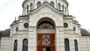 Primăria Sinaia acuză o firmă a Arhiepiscopiei Bucureştilor că a amplasat ilegal bannere pe capele