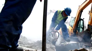 Blocaţi în propriile curţi, după reabilitarea străzii din faţa caselor: Zidul a ajuns la jumătatea geamului 