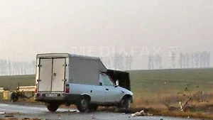 Dâmboviţa: 46 de persoane, găsite de poliţişti într-o dubă de transport marfă şi într-o Dacie papuc