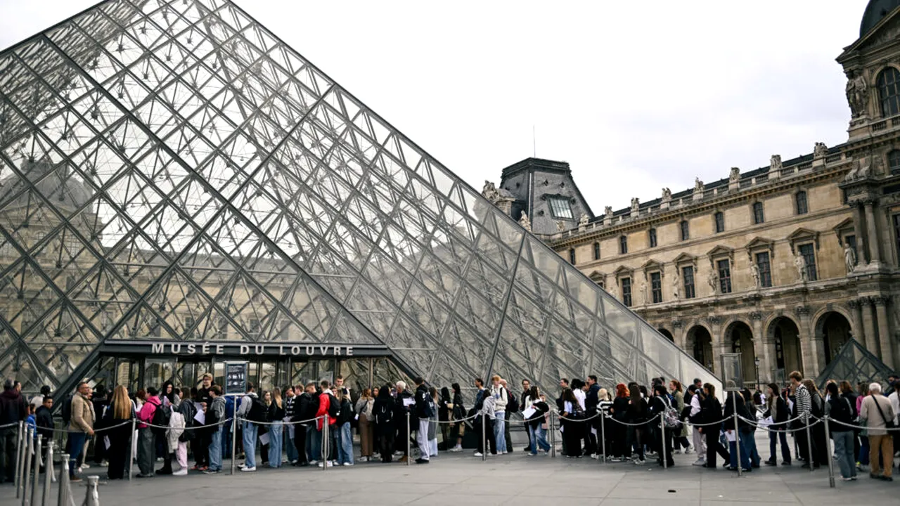 Muzeul Luvru majorează prețurile biletelor pentru vizitatorii din afara UE cu 45%