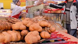 Astăzi intră în vigoare TVA de 9% la alimente. Preţurile ar trebui să scadă cu 12%