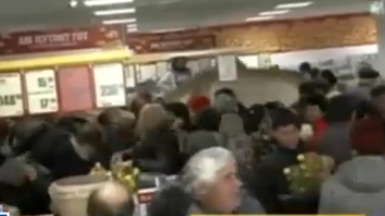 Sute de persoane s-au călcat în picioare pentru a cumpăra ulei la preţ redus - VIDEO