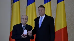 FOTO Mircea Ionescu Quintus a fost DECORAT de preşedintele Klaus Iohannis la împlinirea vârstei de 100 de ani