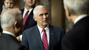 Mike Pence, vicepreşedintele american, nu vrea să fie asociat cu Hillary Clinton pentru folosirea contului de email privat: 
