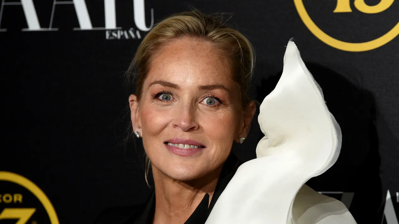 Contre între actori celebri. Sharon Stone susţine că a fost presată să se culce cu William Baldwin
