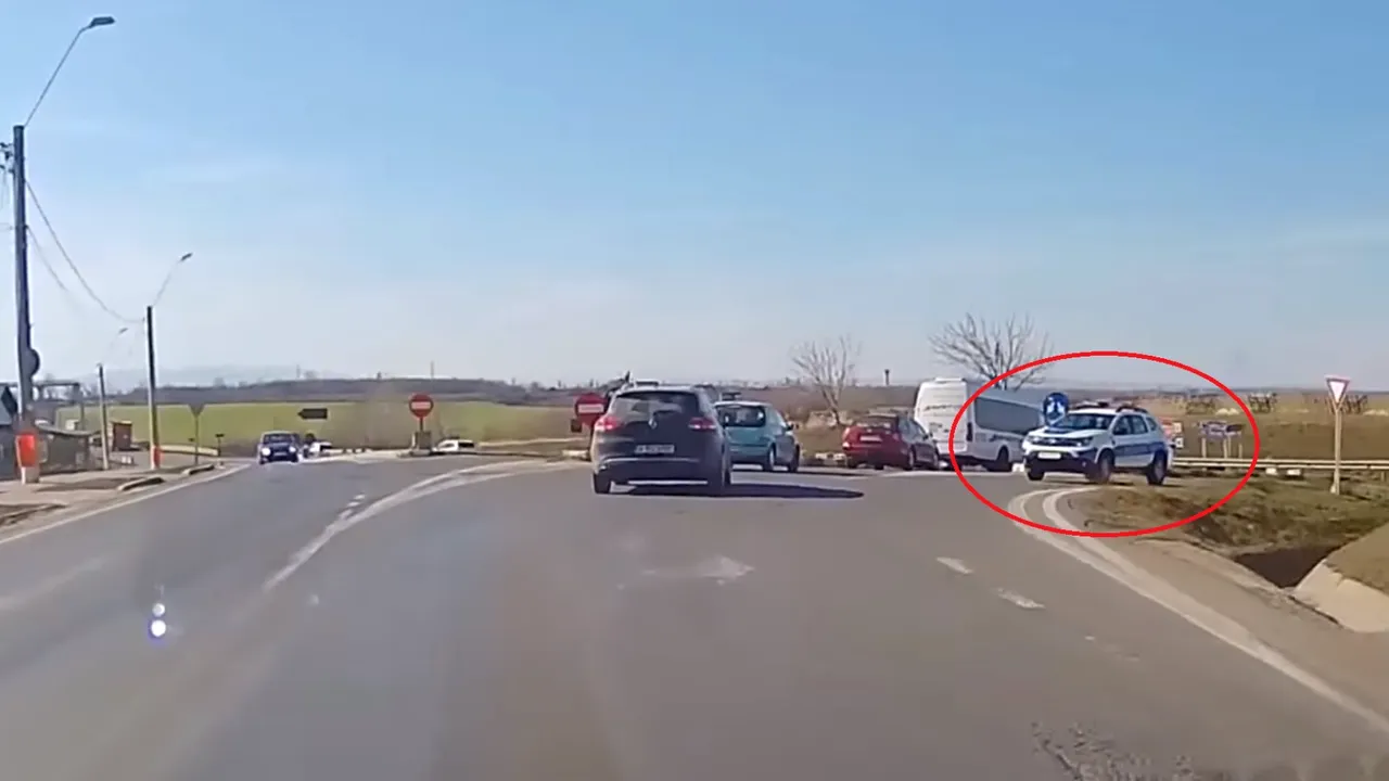 Când legea este doar pentru cetăţeni: O maşină de Poliţie a fost filmată în timp ce circula pe contrasens