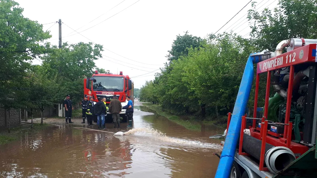 Bilanţ IGSU: 14 persoane surprinse de ape, salvate de pompieri în ultimele 24 de ore 
