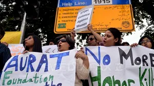 Arestări în Pakistan, după ce o tânără însărcinată a fost ucisă cu pietre de propria familie