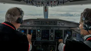 Clipe de coşmar în aer. Un avion cu pasageri a aterizat de urgenţă, după ce pilotul a suferit un infarct în timpul zborului