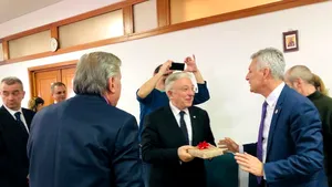 Cadoul „otrăvit” oferit de Zamfir lui Isărescu. Ce titluri au cele două cărţi împachetate în hârtie cu fundiţă