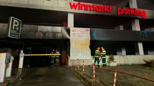 Incendiu în parcarea unui mall din Ploiești în timpul nopții