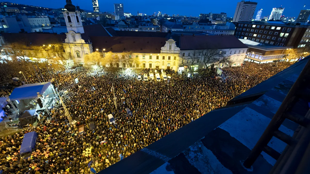 FOTO - Un an de la asasinarea lui Jan Kuciak şi a logodnicei acestuia: Zeci de mii de persoane au ieşit la proteste de amploare în Slovacia 
