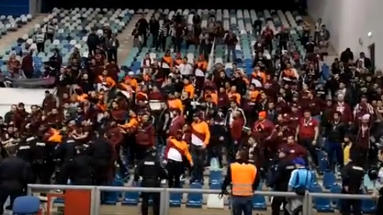 Scandal în Liga Naţională de handbal. Sute de suporteri ai Rapid Bucureşti, scoşi de jandarmi din tribune. VIDEO