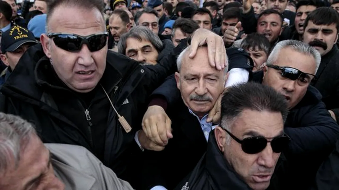VIDEO - Lider al opoziţiei din Turcia, atacat în timpul funeraliilor unui soldat turc. Politicianul, scos din mulţime cu TAB-ul