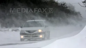 Circulaţie în condiţii de iarnă pe DN 17. Strat de zăpadă de 20 de centimetri în Pasul Tihuţa