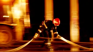 Incendiul izbucnit într-un club din Cluj a fost stins, clădirea a fost distrusă aproape complet - VIDEO