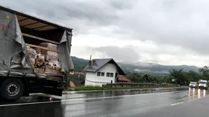 Vâlcea: Pasagerii şi şoferul unui microbuz, răniţi după ce vehiculul a fost acroşat de un TIR