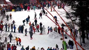 Sute de turişti pe pârtiile din staţiunile de pe Valea Prahovei. Zăpada are între 15 şi 30 de centimetri