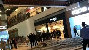 O porţiune din tavanul unui mall din centrul Constanţei, ce ar fi fost reparat recent, s-a prăbuşit joi seara | FOTO