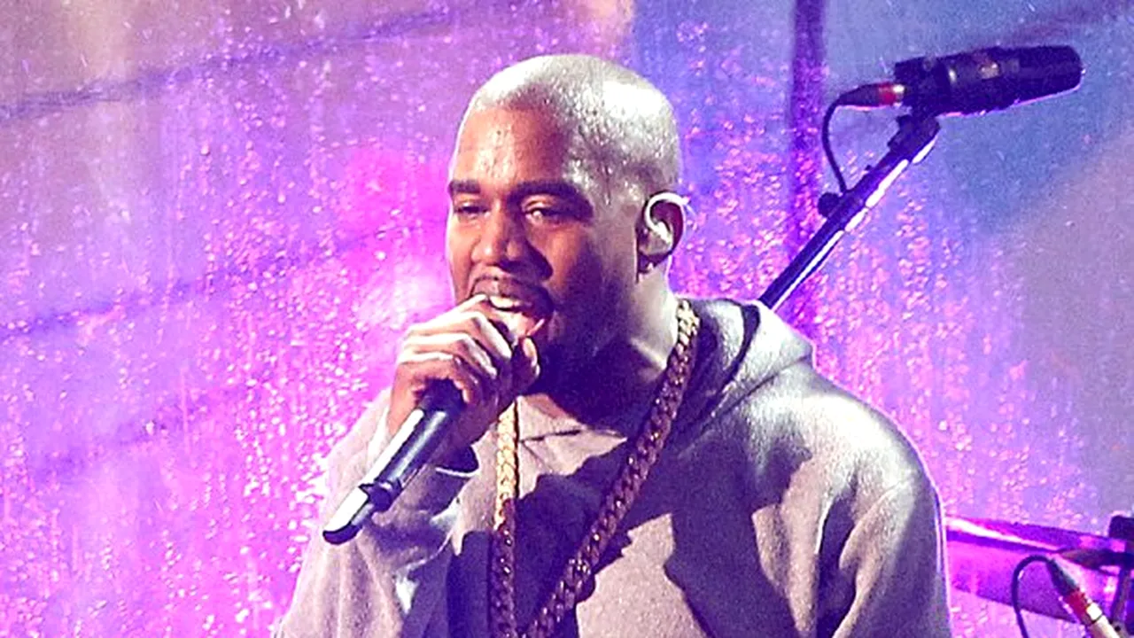 Kanye West, întrerupt de un actor de comedie britanic, în timpul concertului de la Glastonbury - VIDEO