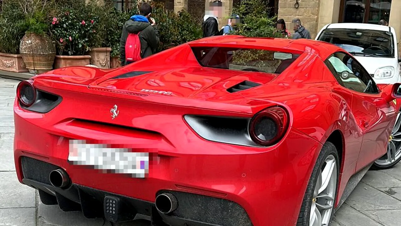 Turist american, amendat pentru că a intrat cu maşina Ferrari într-o celebră piaţă din Florenţa