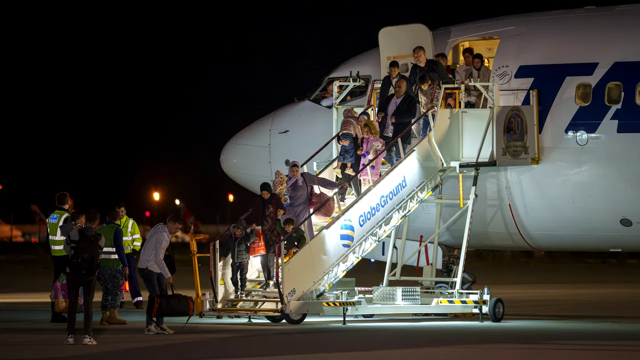 Un grup de 86 de cetăţeni români şi membri de familie evacuaţi din Fâşia Gaza a ajuns în România