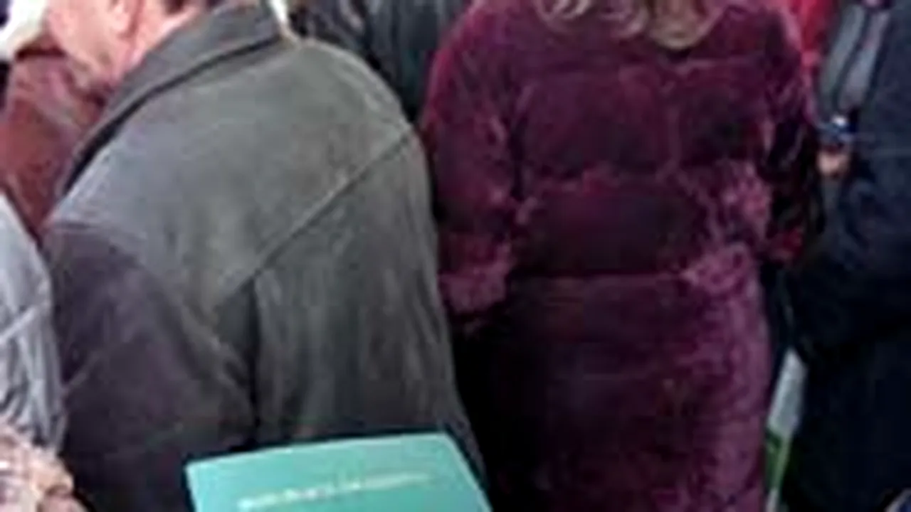 Sute de moldoveni îşi perfectează actele pentru obţinerea cetăţeniei române