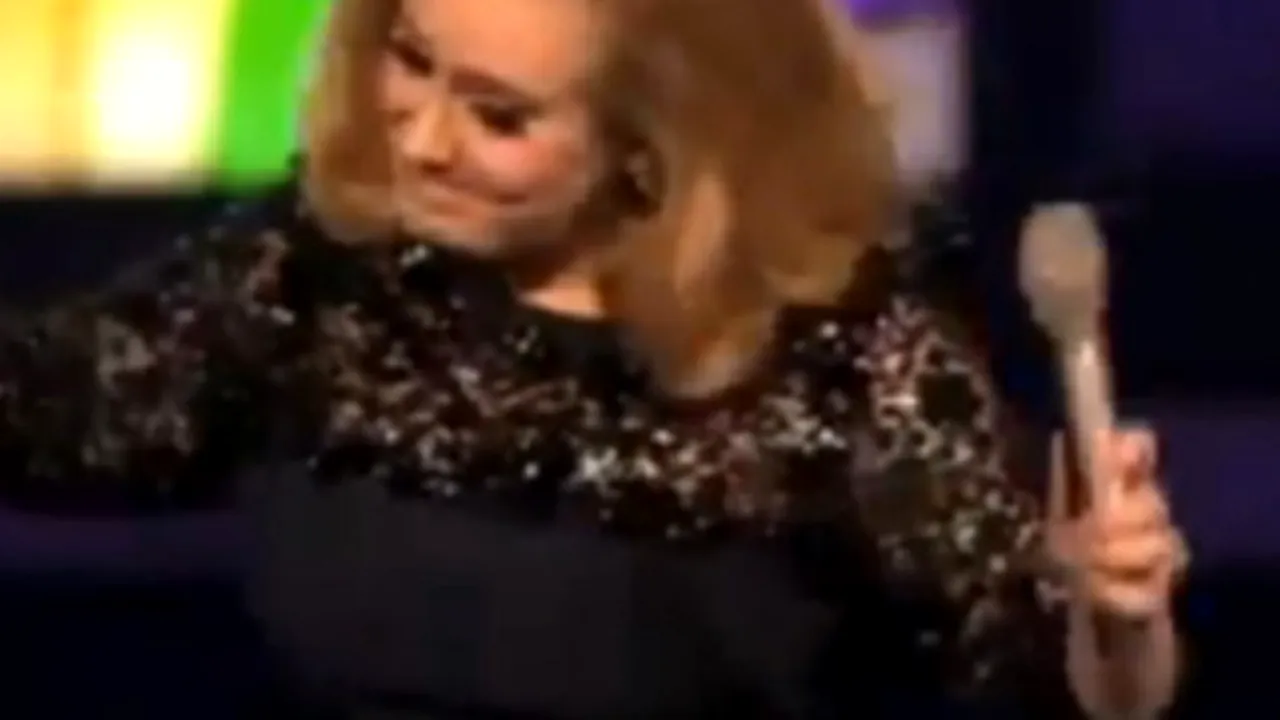 BRIT Awards 2012: Adele, marea câştigătoare, a făcut un gest vulgar pe scenă - VIDEO