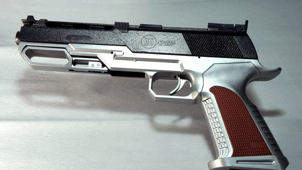 Un copil a tras cu un pistol de jucărie într-o maşină. Părinţii au fost amendaţi