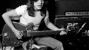 A murit Malcom Young, fondatorul AC/DC