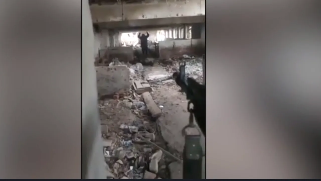 Filmare cu capturarea a doi soldaţi ruşi la Bahmut: momente de tensiune printre dărâmăturile oraşului distrus

