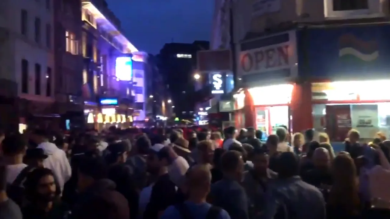 VIDEO Au dat START la sărbătoare după ridicarea restricţiilor. Barurile, arhipline în centrul oraşului de 9 milioane de locuitori