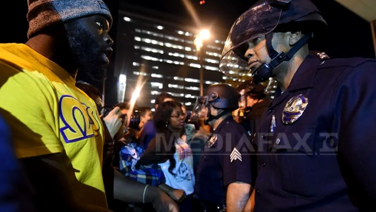 REPORTAJ: A doua noapte de proteste la Ferguson, în timp ce manifestaţiile se extind în SUA
