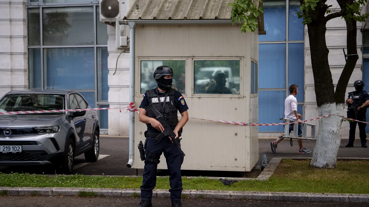 Sirianul care a încercat să îşi dea foc la Ambasada Israelului din Bucureşti a fost arestat preventiv