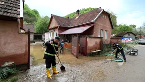 Vremea face ravagii: Sute de case şi zeci de localităţi din ţară, afectate de inundaţii