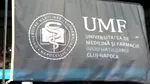 Cu seringa-n mâna dreaptă și cu creta în cealaltă