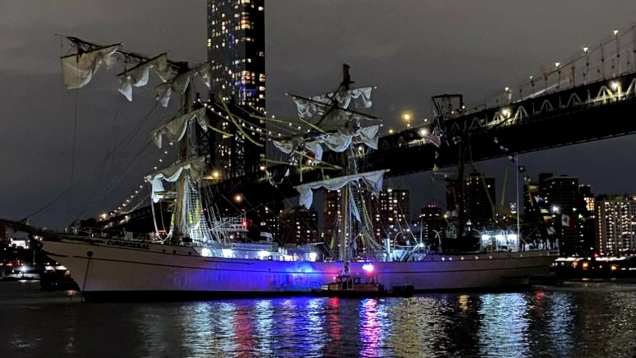 O navă de antrenament a Marinei mexicane a lovit podul Brooklyn din New York