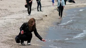 Medic: Atenţie la apa şi nisipul rece de la mare, pot provoca dureri severe ale spatelui