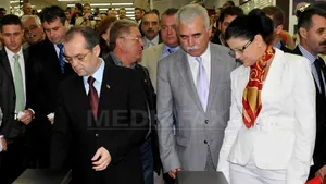 Reportaj: Aventurile lui Boc la metrou. Cum l-a învăţat Boagiu pe premier să bage cartela şi de unde a făcut rost Boc de mărunţiş