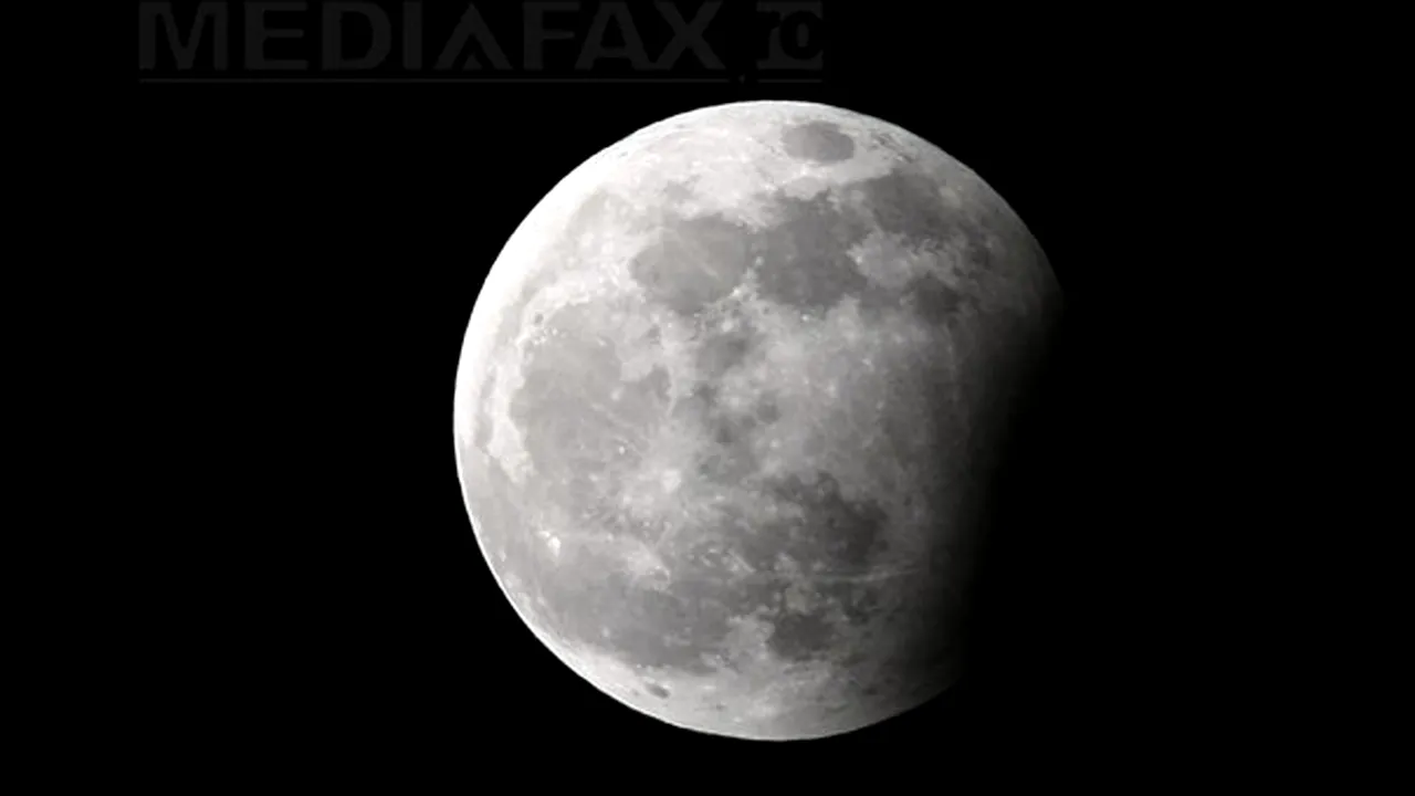 Eclipsă totală de Lună, astăzi, vizibilă şi din România - FOTO