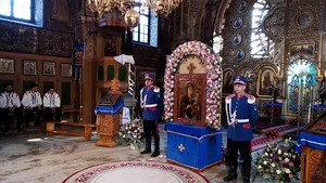 Icoana făcătoare de minuni de la Mănăstirea Nicula, în procesiune în zona spitalelor din oraşele Cluj-Napoca şi Bistriţa