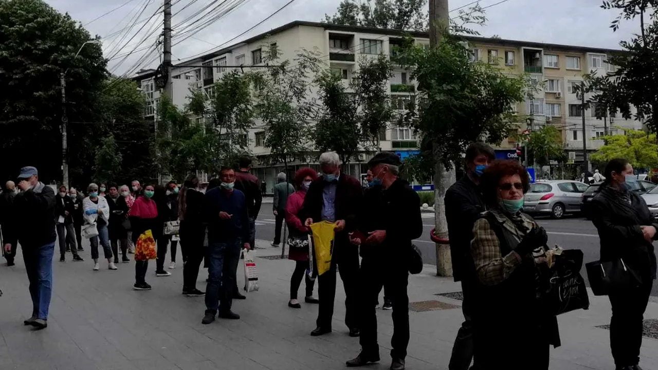 Cozi uriaşe, zero distanţare socială: Sute de gălăţeni s-au îmbulzit la ghişeele Direcţiei pentru Taxe şi Impozite. FOTO