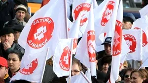 Healthcare Unionists Protest Wage Cuts In NE Romania, Clash With Security