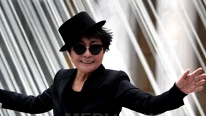 Yoko Ono face o lansare supriză, pentru promovarea păcii, la 85 de ani | VIDEO